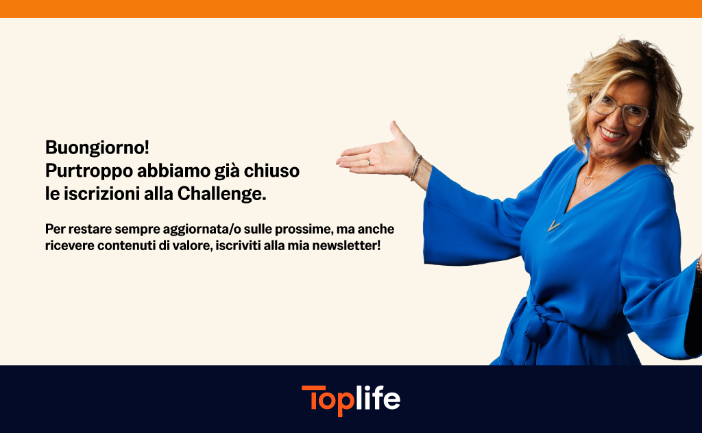 banner-fine-challenge Donna sorridente in abito blu su sfondo crema invita a iscriversi alla newsletter dopo la chiusura delle iscrizioni alla Challenge; logo Toplife in basso.