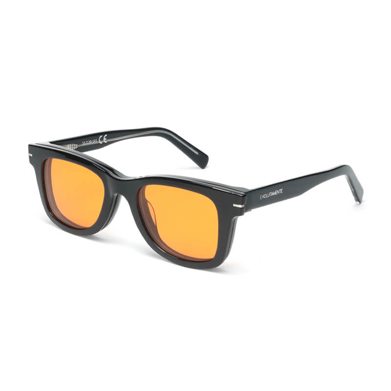 new_arancioni_rainbow_uomo_occhiali_blue_blocker_red Black rectangular sunglasses with orange-tinted lenses, brand name Evolutamente on the temples against a white background.
