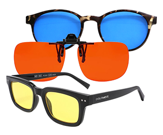 Occhiali-Blue-Blocker Three sunglasses: blue mirrored round frames, orange clip-on lenses, and black rectangular frames with yellow lenses.
